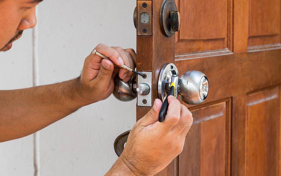 ouverture de porte claquée serrurier Combs-la-Ville